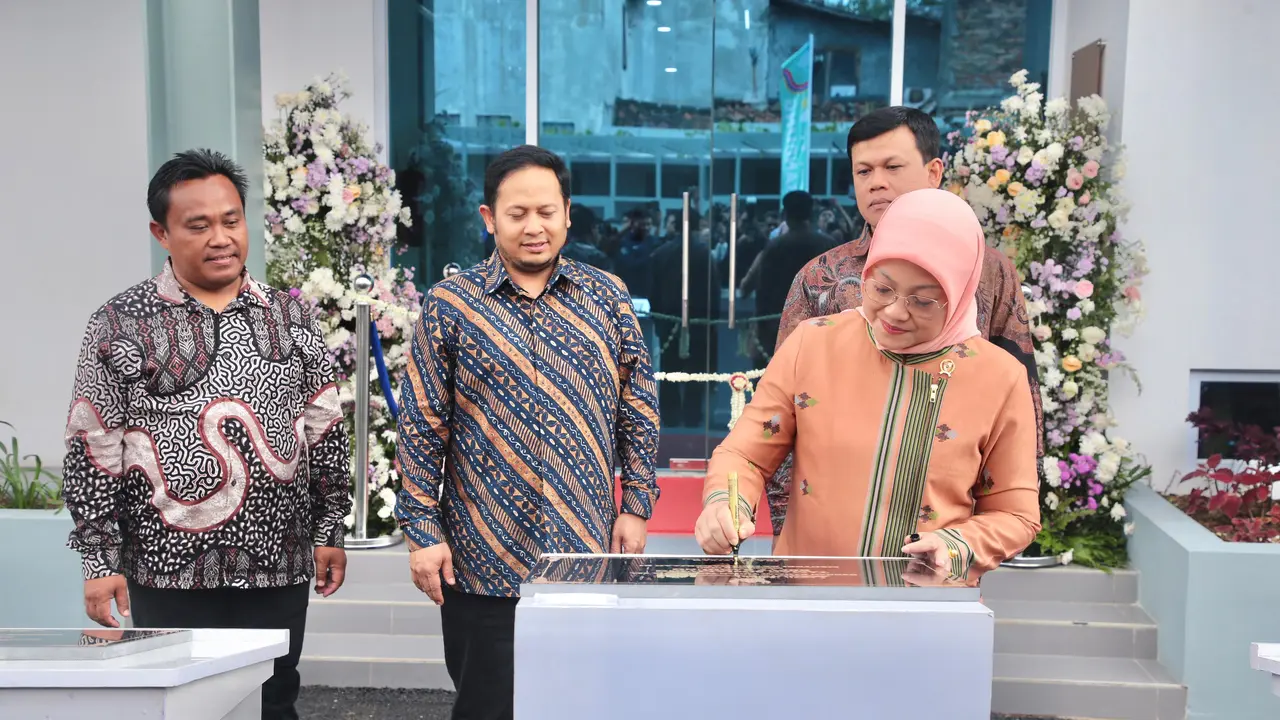 Menteri Ketenagakerjaan Ida Fauziyah meresmikan tiga gedung sekaligus yang berada di area Balai Besar Pelatihan Vokasi dan Produktivitas (BBPVP) Bandung, Jawa Barat, Selasa (5/2/2024). (Dok Kemnaker)
