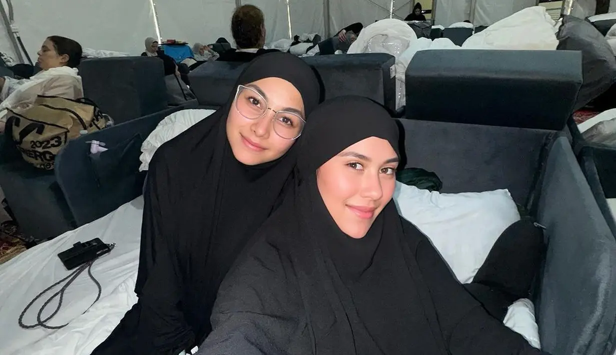 Tampilan kompak Nisya Ahmad dan Syahnaz Sadiqah saat Idul Adha di Tanah Suci. Mereka sama-sama tampil menawan dibalut gamis dan hijab syar’i berwarna hitam.