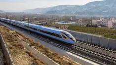 Kereta cepat melintas di jalur kereta yang menghubungkan Yinchuan dan Xi'an di Wilayah Huanxian, Provinsi Gansu, China (26/12/2020). Jalur kereta cepat baru yang menghubungkan Yinchuan, ibu kota Daerah Otonom Etnis Hui Ningxia, dengan Xi'an, mulai beroperasi Sabtu (26/12). (Xinhua/Zhang Yongxin)