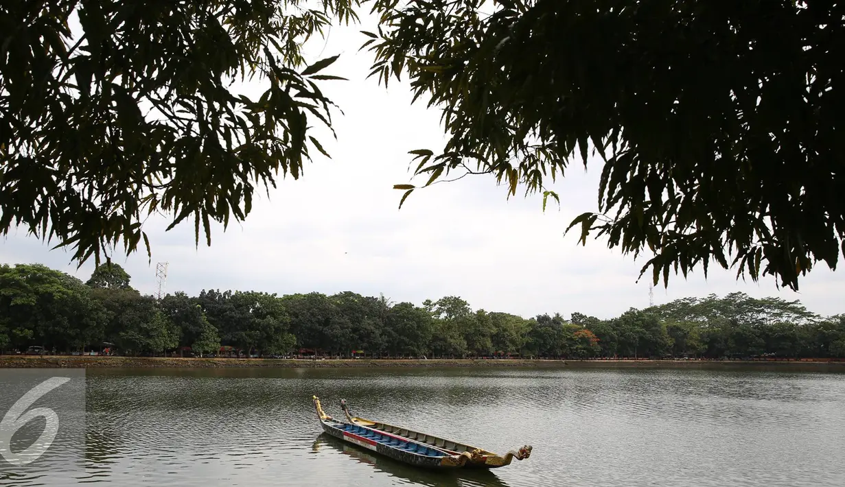 Suasana danau di Setu Babakan, Jakarta, Jumat (25/11). Gubernur non-aktif DKI Jakarta Basuki Tjahaja Purnama menegaskan sangat mendukung pelestarian budaya Betawi. (Liputan6.com/Immanuel Antonius) 