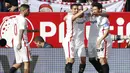 Para pemain Sevilla merayakan gol yang dicetak oleh Gabriel Mercado ke gawang Barcelona pada laga La Liga di Stadion Ramon Sanchez Pizjuan, Sabtu (23/2). Barcelona menang 4-2 atas Sevilla. (AP/Miguel Morenatti)