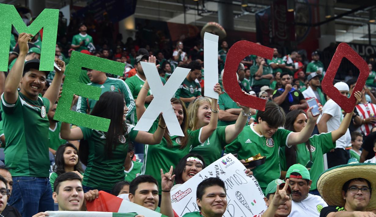 Suporter Meksiko saat mendukung timnya melawan Venezuela dalam laga Grup C Copa America 2016 di Stadion NRG, Houston, AS, Selasa (14/6/2016) WIB. (AFP/Nelson Almeida)