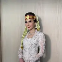 Jessica Mila mengenakan kebaya warna putih gading di pesta pernikahan adat Batak. [Foto: @veraanggraini_kebaya]