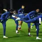 (Dari kiri) Pemain timnas Prancis Karim Benzema, Marcus Thuram dan Christopher Nkunku mengikuti sesi latihan di kamp pelatihan tim di Clairefontaine-en-Yvelines, selatan Paris, Selasa (15/11/2022). Prancis akan melakoni laga perdana grup D melawan Australia pada 23 November 2022. (Bertrand GUAY / AFP)