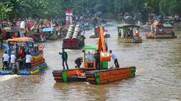 Pemerintah Provinsi (Pemprov) Jakarta melalui Dinas Lingkungan Hidup (DLH) DKI Jakarta menggelar Festival Perahu Cinta Lingkungan (Cilung) 2025 di kawasan jalan Inspeksi Kali Ciliwung, Jakarta Selatan, Minggu (28/9/2025). (merdeka.com/Arie Basuki)