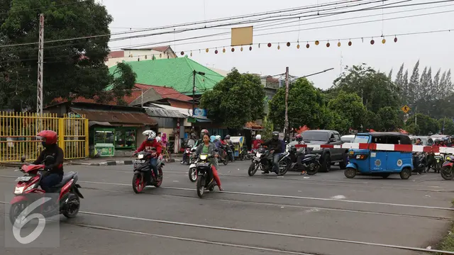 20161006- Tingkah Pemotor Saat Terobos Palang Pintu Perlintasan Kereta