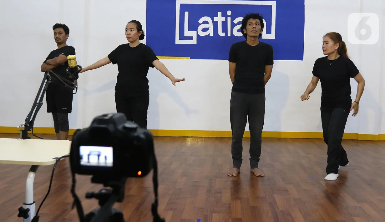 Seniman teater dari Lab Teater Ciputat mementaskan persilangan karya sastra berjudul Sotoba Komachi karya Yukio Mishima dan Rintik karya Danarto dalam workshop jarak jauh di Jakarta, Sabtu (18/9/2021). Teater ini disutradarai Yasuhito Yano asal Jepang. (Liputan6.com/Herman Zakharia)