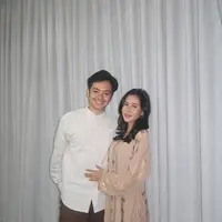 Lihat di sini gaya Angga Yunanda dan Shenina Cinnamon di lebaran perdana sebagai pasutri. [@sheninacinnamon].