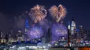 Pertunjukan kembang api untuk merayakan Hari Kemerdekaan Amerika Serikat yang jatuh pada 4 Juli digelar di New York, AS, Senin (29/6/2020). Pertunjukan Macy's 4th of July tahun ini tidak diinformasikan sebelumnya guna mencegah berkumpulnya penonton selama pandemi COVID-19. (Xinhua/Zhao Hailang)