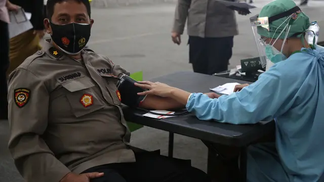 Vaksinasi anggota polisi di Jatim (Dian Kurniawan/Liputan6.com)