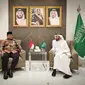 Menteri Agama (Menag) RI Yaqut Cholil Qoumas saat bertemu Menteri Haji dan Umrah Arab Saudi Taufiq F Al Rabiah. (Liputan6.com/Nafiysul Qodar)