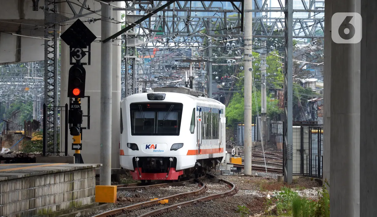 <p>Kereta Bandara Premium tiba di Stasiun Manggarai, Jakarta, Sabtu (3/4/2021). PT Railink meluncurkan kereta bandara kelas premium dengan harga tiket lebih terjangkau. (merdeka.com/Imam Buhori)</p>