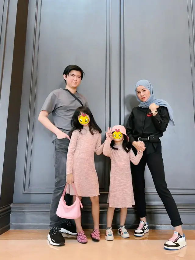 Potret kedekatan Olla Ramlan dan putra sulungnya