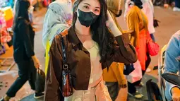 OOTD Shani JKT48 saat berada di Malioboro ini simpel tapi menawan. Shani juga sangat menjaga protokol kesehatan dengan memakai masker. Potret Shani JKT48 dikeramianan Malioboro ini banjir like dan komentar netizen. (Liputan6.com/IG/@jkt48shani)