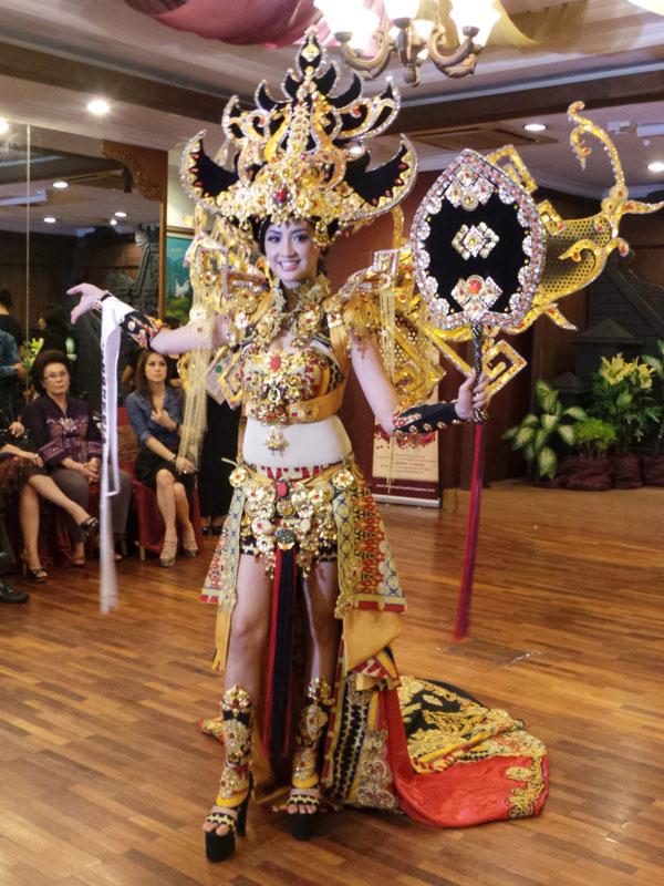 Kostum nasional  tema tale of siger crown terinspirasi dari legenda mahkota Lampung/ copyright by Vemale.com