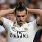 Striker Real Madrid, Gareth Bale, tampak kecewa saat melawan Atletico Madrid pada laga La liga di Stadion Santiago Bernabeu, Madrid, Sabtu (29/9/2018). Kedua klub bermain imbang 0-0. (AFP/Oscar Del Pozo)