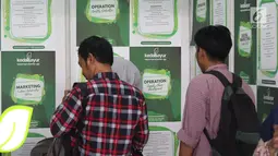 Pencari kerja melihat  jenis lowongan kerja saat gelaran Job For Career Festival 2019 di Stadion GBK, Jakarta, Selasa (5/3). Tingginya angka pengangguran di Indonesia membuat acara bertema bursa kerja terus diminati. (Liputan6.com/Helmi Fithriansyah)