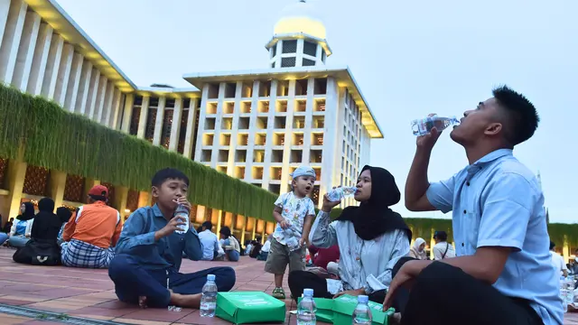 Le Minerale Berbagi 5.000 Botol Air Mineral untuk Jamaah Istiqlal, Perkuat Kemitraan di Ramadan