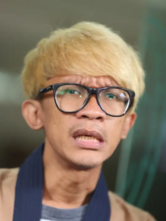 "Tetap cerai ya. Keinginan saya seperti itu. Apapun itu semoga semua bisa menerima. Karena saya tetap ingin menjalin silaturahmi," kata Aming di Pengadilan Agama Jakarta Selatan, kawasan Ragunan, Jakarta Pusat, Kamis (23/3). (Nurwahyunan/Bintang.com)