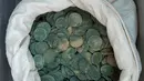 Sekantong koin kuno Romawi yang disimpan di museum arkeologi di Sevilla, Kamis (28/4). Koin-koin yang berasal dari abad III dan awal abad IV itu ditemukan berada di dalam 19 amphora (semacam kendi) Roma yang berlokasi di Kota Tomares. (Gogo Lobato/AFP)