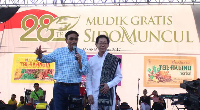 Gubernur DKI Jakarta, Djarot Saiful Hidayat dan Direktur PT Sido Muncul, Tbk, Irwan Hidayat di atas Panggung Hiburan Mudik Gratis Bareng Sido Muncul.