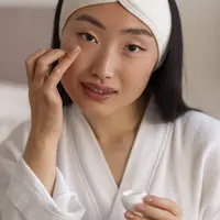 Ilustrasi penggunaan eye cream (copyright Freepik)