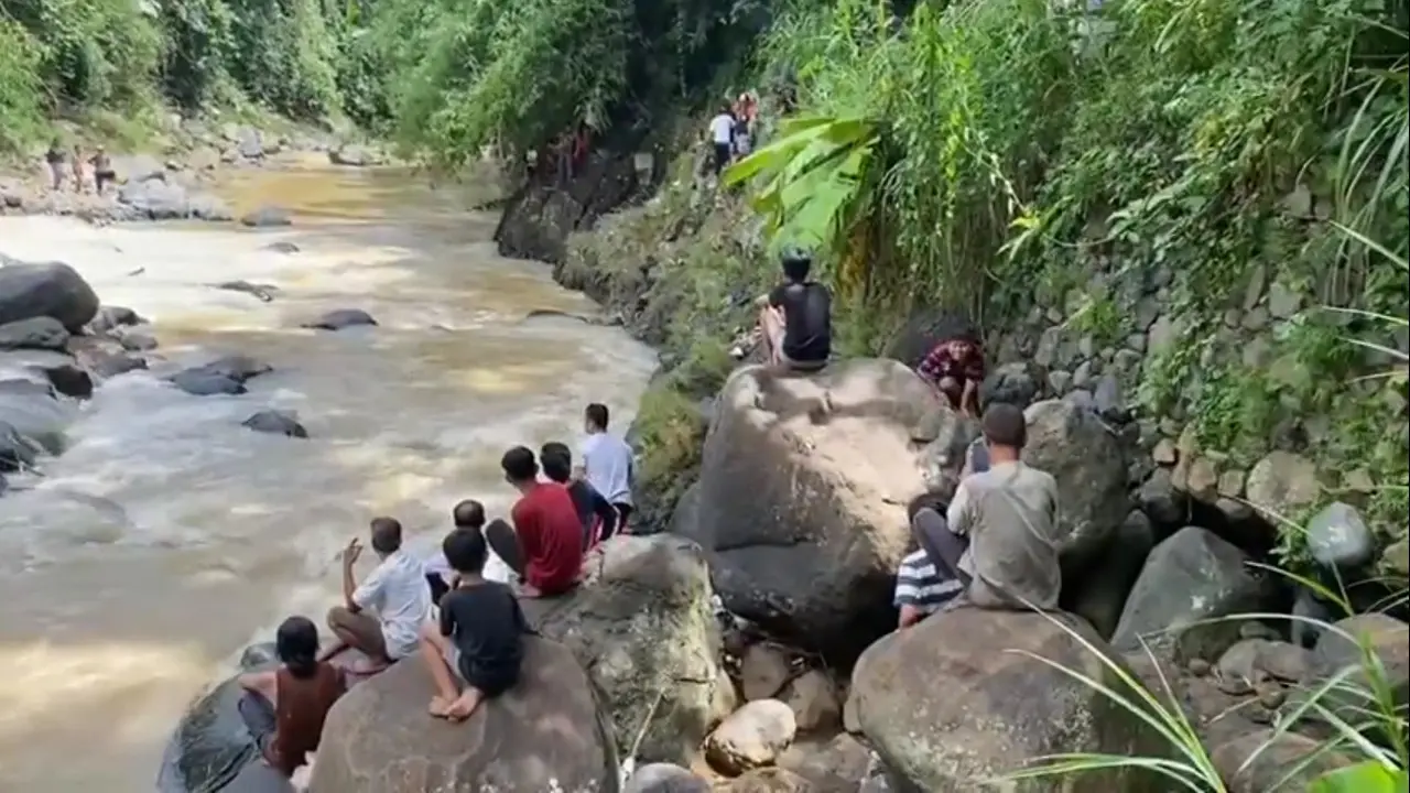 Lokasi sungai Cicatih tempat diduga korban terseret arus di Kecamatan Cibadak Kabupaten Sukabumi (Liputan6.com/Fira Syahrin).