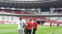 Presiden Joko Widodo atau Jokowi berbincang cukup serius dengan pelatih Timnas Indonesia U-20, Shin Tae-yong di Stadion Utama Gelora Bung Karno (GBK) Jakarta, Sabtu (1/4/2023). (Foto:Liputan6/Lizsa Egaham)