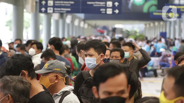 Hiruk Pikuk Stasiun Pasar Senen Jelang Pelarangan Mudik Lebaran 2021