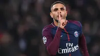 Bek PSG, Layvin Kurzawa, merayakan gol yang dicetaknya ke gawang Anderlecht pada laga Liga Champions di Stadion Parc des Princes, Paris, Selasa (31/10/2017). PSG menang 5-0 atas Anderlecht. (AFP/Franck Fife)