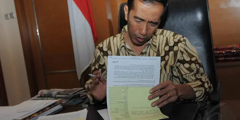 Tampang Kusut Jokowi Saat Berada di Kantor