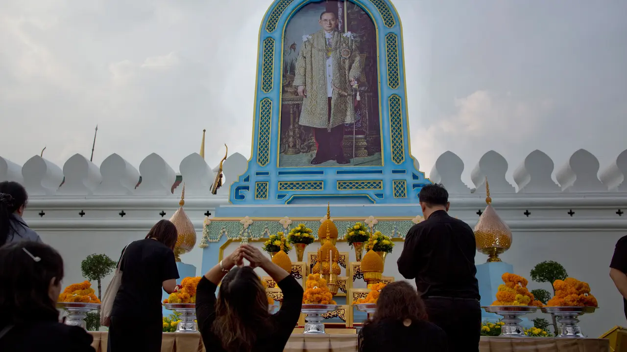 Peringati Setahun Wafatnya Raja Bhumibol, Warga Thailand Beri Penghormatan