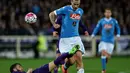 Pemain Napoli, Marek Hamsik (kanan), berebut bola dengan pemain Fiorentina, Gonzalo Rodriguez, dalam laga Serie A Italia di Stadion Artemio Franchi, Firenze, Selasa (1/3/2016) dini hari WIB. (AFP/Alberto Pizzoli)