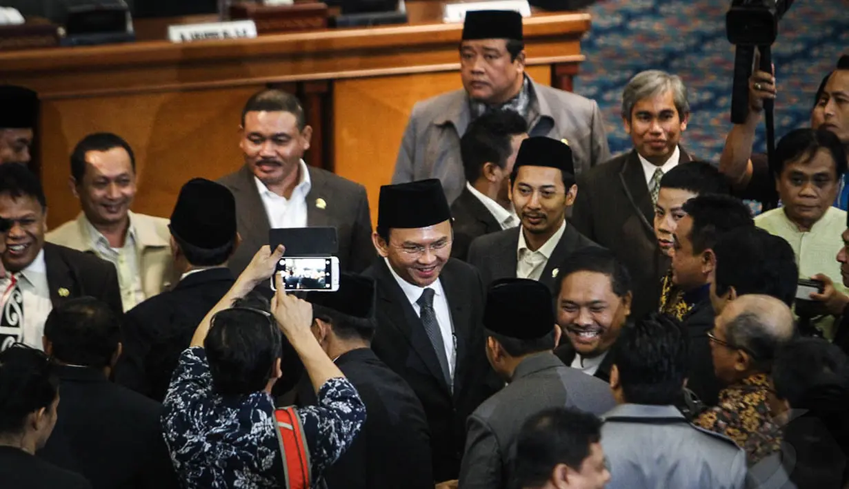 Ahok mendapat ucapan selamat dari para anggota dewan usai mengikuti rapat paripurna di Gedung DPRD DKI Jakarta, Jumat (14/11/2014). (Liputan6.com/Faizal Fanani)