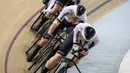 Tim balap sepeda Jerman berkompetisi pada babak kualifikasi nomor team pursuit putra UCI Track Nation Cup 2023 yang berlangsung di Jakarta International Velodrome, Rawamangun, Jakarta, Kamis (23/2/2023). (Bola.com/Bagaskara Lazuardi)