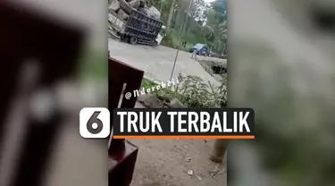 TRUK PEMBAWA BATU TERBALIK AKIBAT KELEBIHAN MUATAN