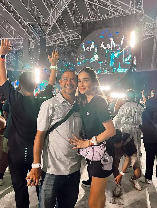 Yasmine Wildblood juga hadir nonton konser Coldplay di Singapura. Ia mengenakan t shirt hitam dipadukan bawahan hitam sambil membawa tas ungunya. [@yaswildblood]