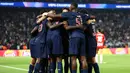 Pemain PSG merayakan gol bunuh diri kiper Girona, Paulo Gazzaniga pada laga Liga Champions 2024/2025 yang berlangsung di Parc des Princes, Paris, Prancis, Kamis (19/09/2024). (AFP/Franck Fife)