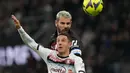 Pemain AC Milan Theo Hernandez (atas) berebut bola dengan pemain Salernitana Domagoj Bradaric pada pertandingan sepak bola Serie A Liga Italia di Stadion San Siro, Milan, Italia, 13 Maret 2023. Pertandingan berakhir imbang dengan skor 1-1. (AP Photo/Luca Bruno)