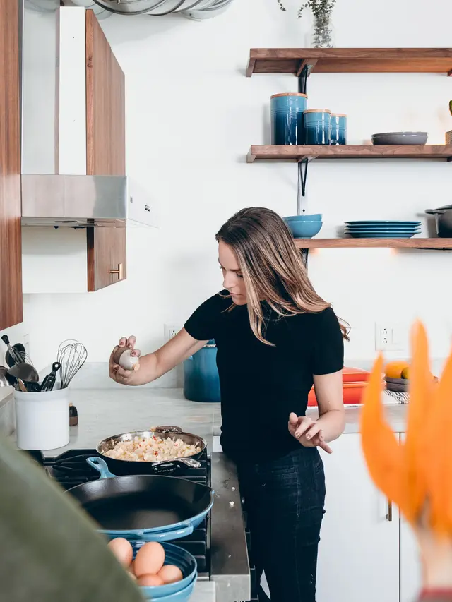 [Fimela] Memasak di rumah