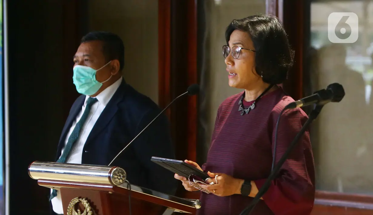 Menteri Keuangan Sri Mulyani memberikan keterangan pers usai rapat paripurna DPR Ke-10 masa Persidangan II Tahun Sidang 2021-2022 di Senayan, Jakarta, Selasa (7/12/2021). DPR menyetujui atas RUU tentang Hubungan Keuangan antara Pemerintah Pusat dan Pemerintah Daerah. (Liputan6.com/Angga Yuniar)