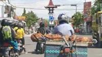 Seorang pengendara sepeda motor di jalanan Boyolali membuat geger pengendara lain lantaran membawa jenazah di atas sepeda motornya. (Ist)