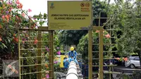 Pekerja merawat jaringan pipa gas milik Perusahaan Gas Negara (PGN) di Jakarta, Rabu (21/9/2016). (Liputan6.com/Helmi Afandi)