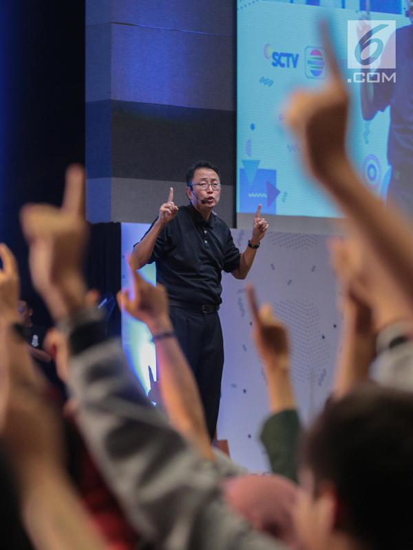 Motivator Tung Desem Waringin saat memberikan perubahan dahsyat dan semangat dalam hidup dalam Emtek Goes to Campus 2018 di Universitas Kristen Petra, Surabaya, Jawa Timur, Rabu (14/11). (Liputan6.com/Faizal Fanani)