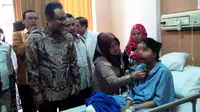 Wagub Jawa Timur Saifullah Yusuf dan Bupati Lumajang As'at Malik menjenguk Tutik Handayani yang mengalami kelainan cacat wajah bawaan sejak lahir. (Liputan6.com/Dian Kurniawan)