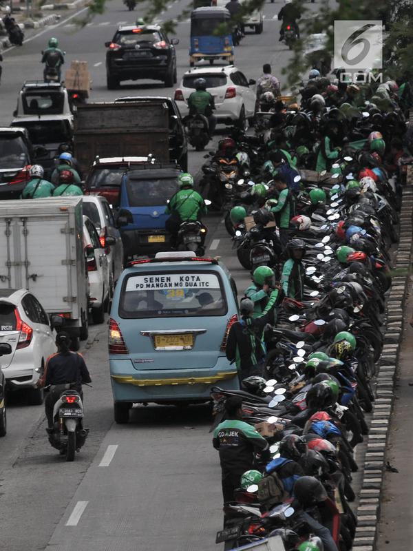 Puluhan sepeda motor milik pengendara ojek online saat parkir di badan jalan kawasan Mangga Dua, Jakarta, Selasa (23/4). Kurangnya pengawasan petugas dan tidak disiplinnya pengendara ojek online menyebabkan kemacetan kendaraan yang melintas di kawasan tersebut. (merdeka.com/Iqbal S. Nugroho)