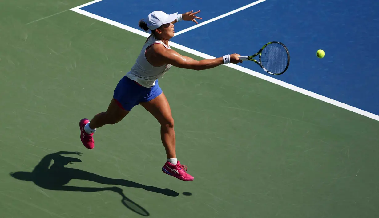 Janice Tjen menuntaskan pertandingan tiga set dengan skor 6-4, 4-6, 6-4 dalam waktu 2 jam 13 menit. (AP Photo/Frank Franklin II)