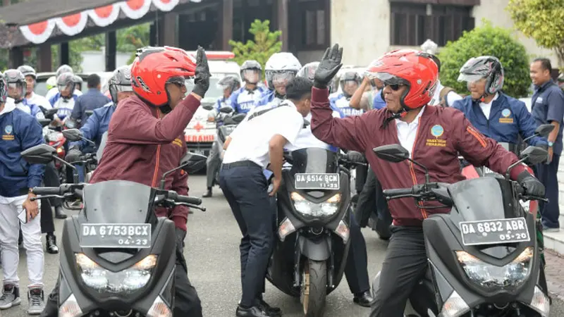 Gaya Menhub Budi Karya Naik Motor untuk Kampanye 'Safety Riding'