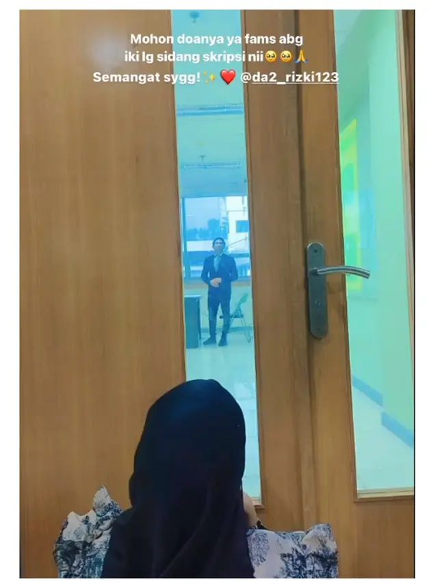 6 Potret Rizki DA Lulus Sidang Skripsi Didampingi Hersa Rahayu, Jadi Hadiah Ultah
