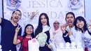"Acara hari ini berjalan lancar bareng Jeslicious ada yang bikin kue, ada yang dekor, ada yang bikin tumpeng. Semua aku order last minute, tapi datangnya bagus banget, kerena mereka bikin setulus hati," kata Jedar, Minggu (29/1). (Instagram/inijedar)